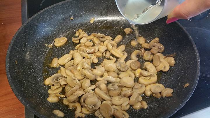 Orecchiette con crema di funghi preparazione 4